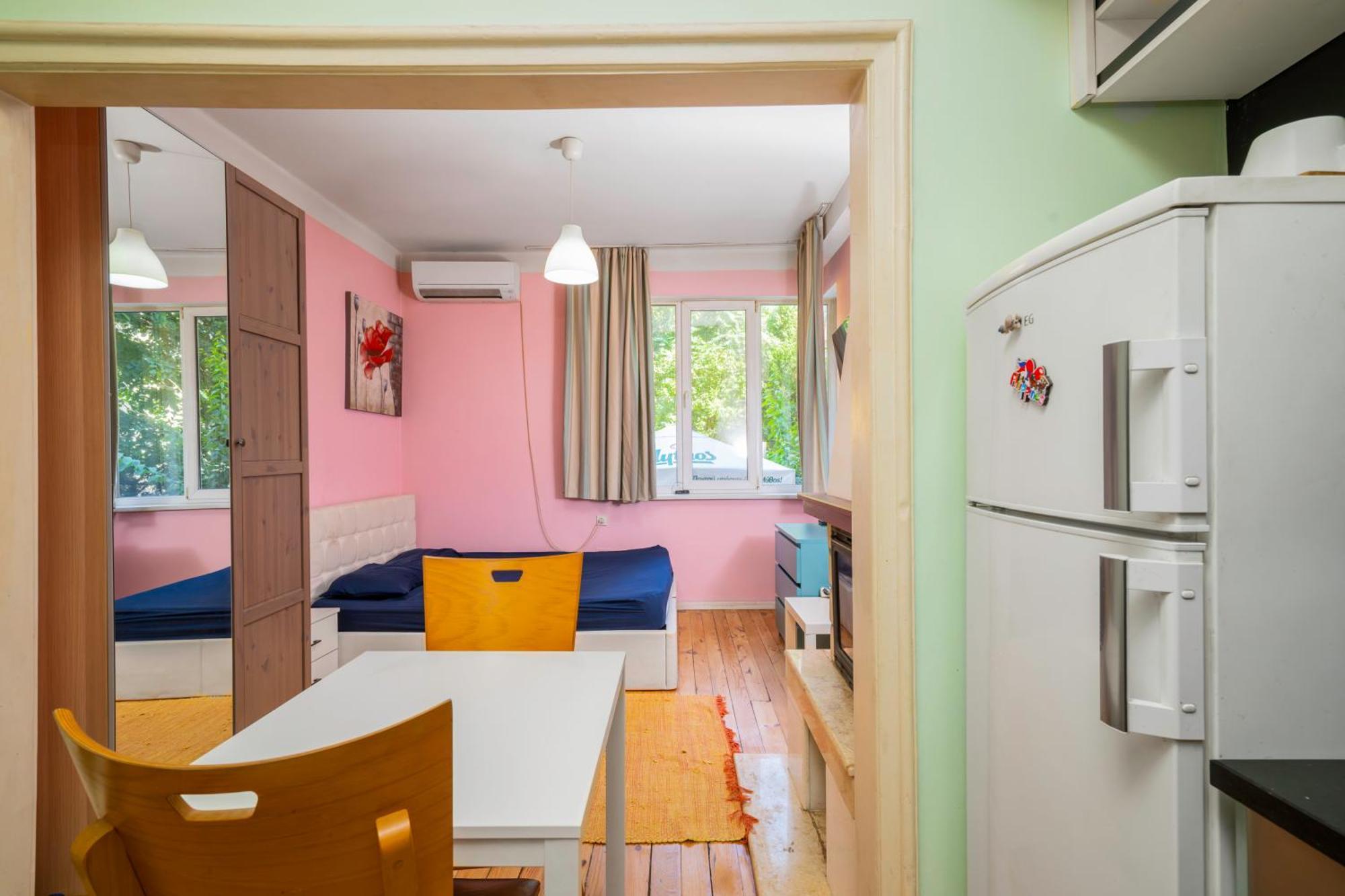 Sofia'S 1Bd Colourful Getaway Near Ndk Apartment Bagian luar foto